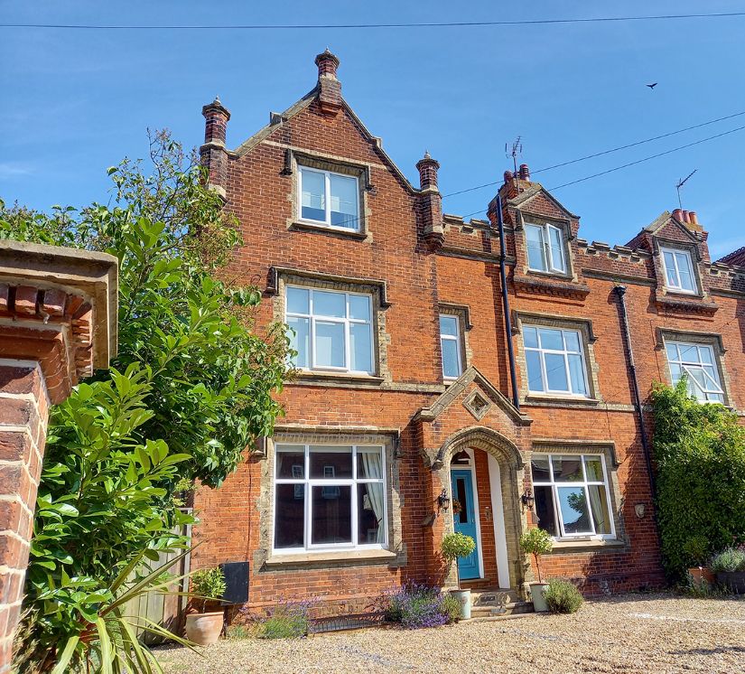 visitnorfolk's tweet photo. If you want to explore #Cromer and the surrounding area, chic @No4Cromer is the perfect B&amp;B. And through @visitnorfolk you can get a 10% discount off a min 2 night stay. Details here https://t.co/tqULAl7zX8 https://t.co/qXQtuB4Zk4