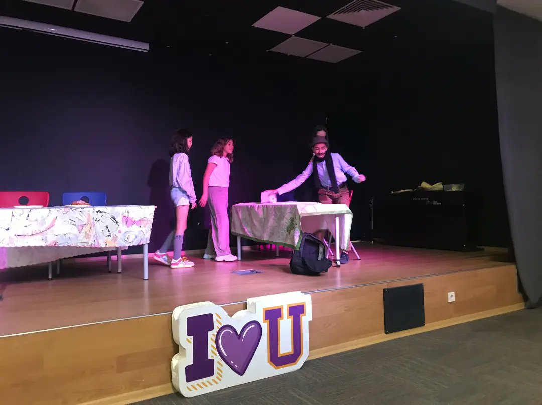 UOGaziemir's tweet photo. Ortaokul İngilizce Performing Clup gösterimizi başarıyla tamamladık.💜

Emeği geçen tüm öğretmen ve öğrencilerimize teşekkür ederiz.👏💫💜

#UğurluOlmak https://t.co/zZuoQcUbft