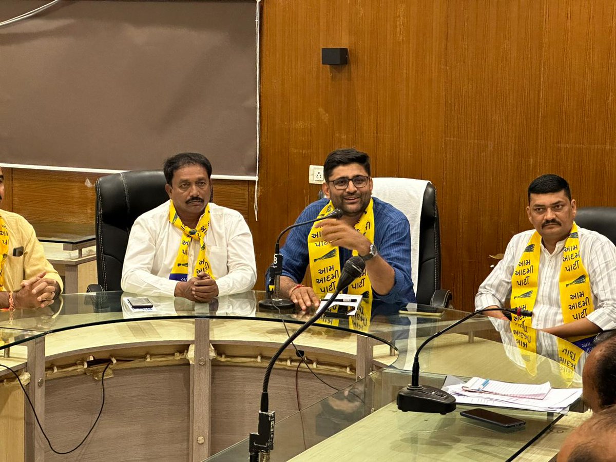 AAPGujarat's tweet photo. આજરોજ ભાવનગર ખાતે 'આપ' નેશનલ જોઈન્ટ સેક્રેટરી @Gopal_Italia, બોટાદના ધારાસભ્ય @MakwanaUmesh01 અને કાર્યકારી પ્રમુખ રાજુભાઈ સોલંકીની ઉપસ્થિતિમાં જિલ્લાના હોદ્દેદારો અને કાર્યકર્તાઓ સાથે બેઠક યોજાઈ અને પાર્ટીના ભવિષ્યના કાર્યક્રમો અને સંગઠન અંગે વિસ્તૃતમાં ચર્ચા કરવામાં આવી. https://t.co/lY4xVIsfxw