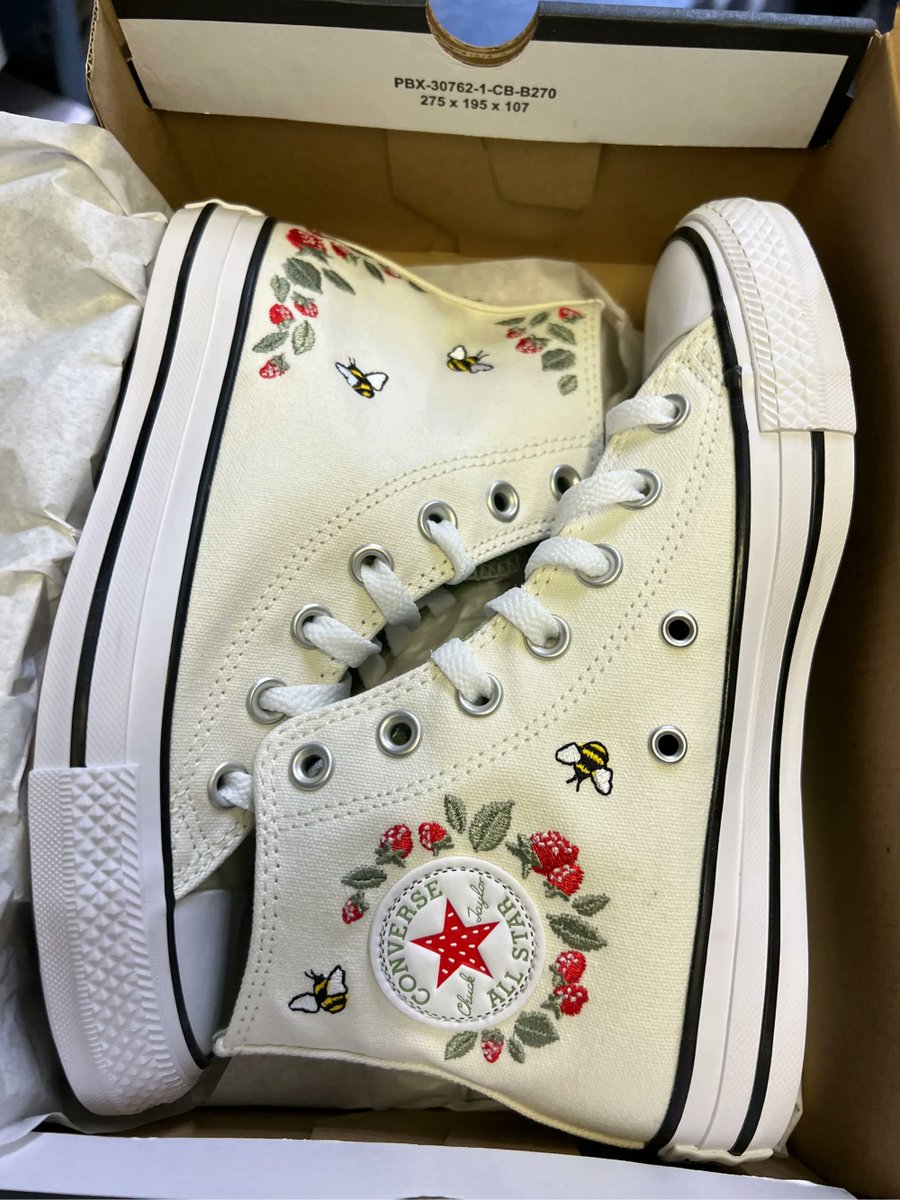 ellz_acnh's tweet photo. Friends what do we think of these converse we got in at work?? https://t.co/FRcr9rDXcr