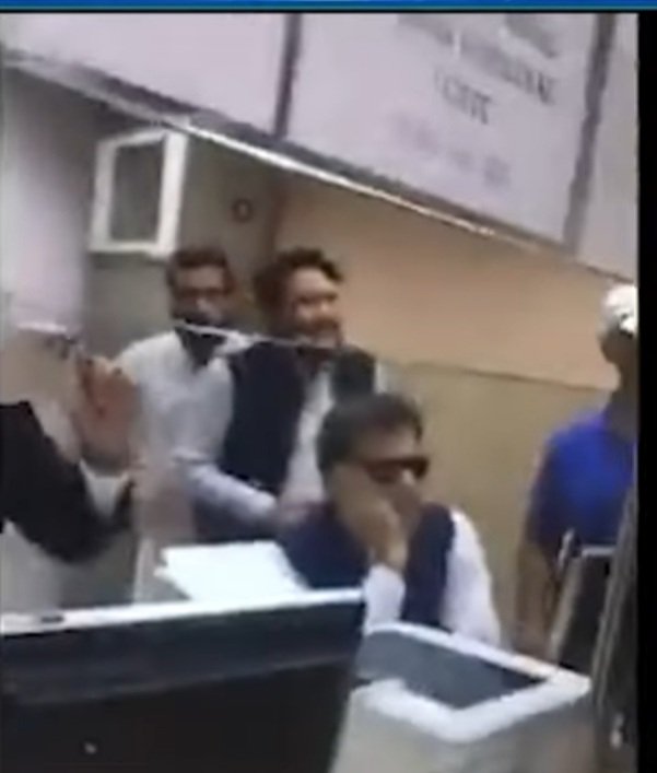 کپتان کے چہرے پر اطمینان ہے گرفتاری کا کوئی خوف نہیں ہے خوف تو ان جرنیلوں کو ہے جن کا جینا حرام کیا ہوا ہے خان نے