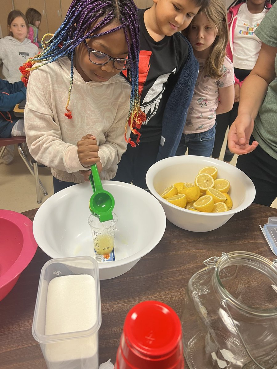 NikiDailey1's tweet photo. Making Lemonade! Ss enjoyed learning about how to make lemonade yesterday! 🍋 @FreedomTigers1 #LetFreedomRoar https://t.co/UI26IsXCHG
