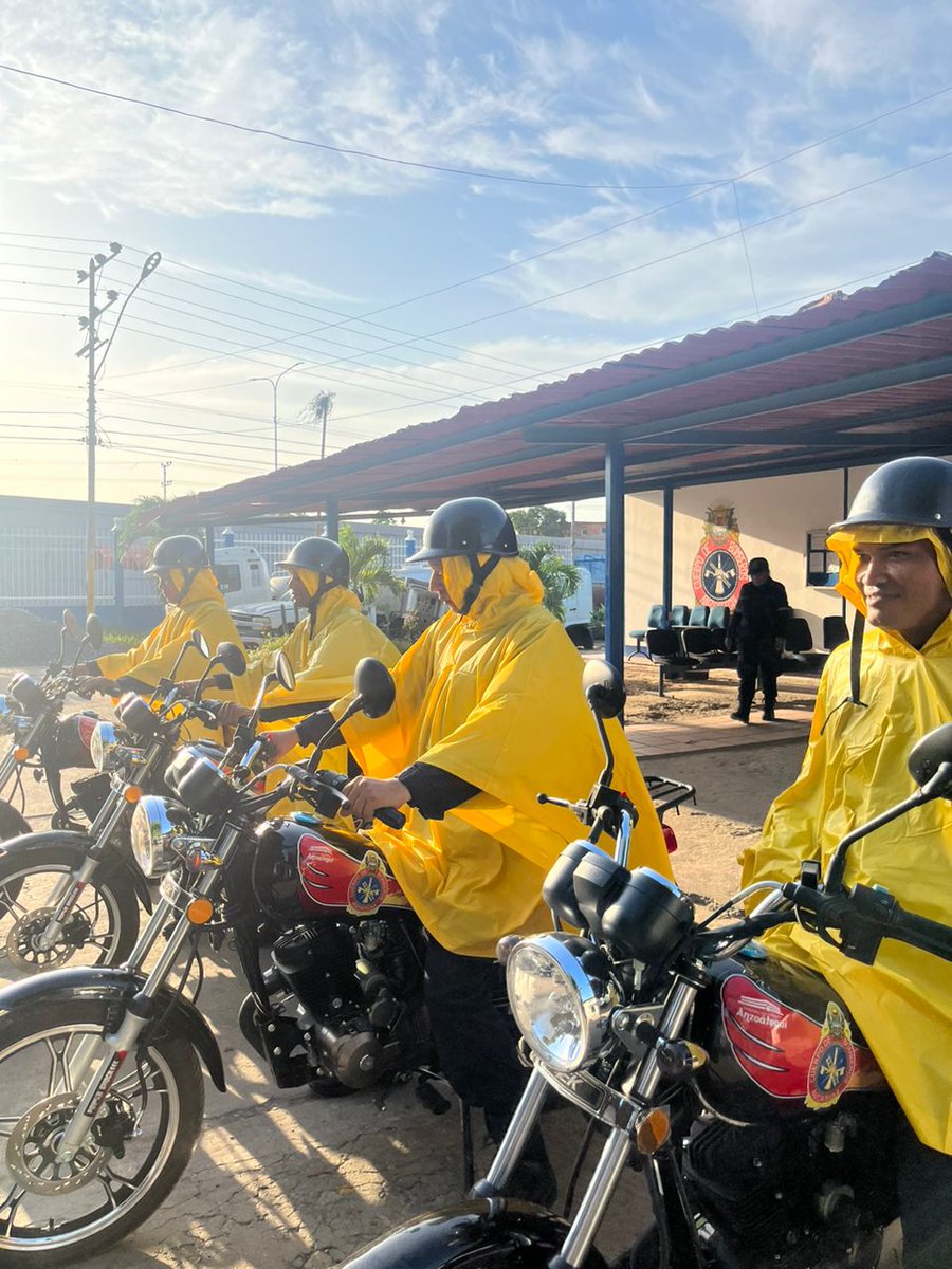 bomberos_anz's tweet photo. Cano dio a conocer, que se aproxima un aumento de inspectores encargados de las evaluaciones de riesgos y las herramientas informáticas para acelerar los procesos de certificados. Por otra parte, Varela agradeció la dotación de vehículos moto que hizo Sigraed. https://t.co/iOemguccDK