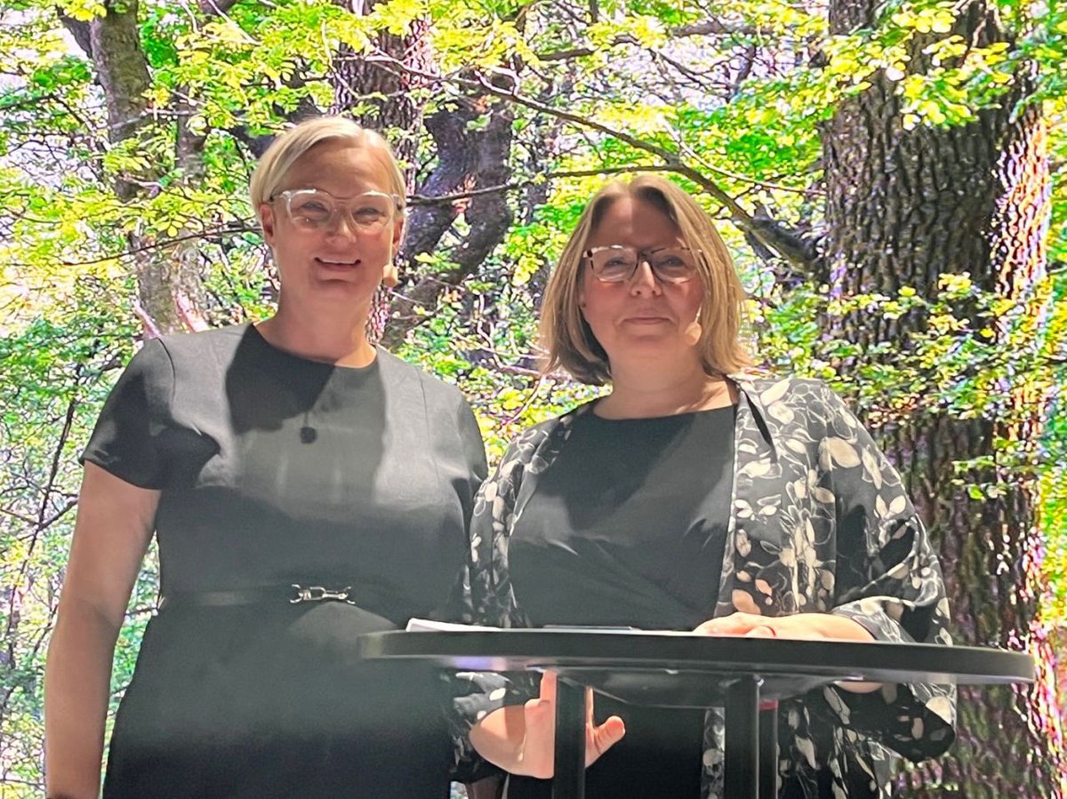 emaron's tweet photo. @jennystanser och jag talar på #skolriksdagen om hur vi får elevhälsoarbetet att nå ut till alla skolor. Vi tar @maxentin s bilder till hjälp för att illustrera fallgropar och framgångsfaktorer. https://t.co/9O6WGg0VrA