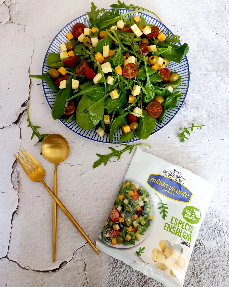 El que dijo que las ensaladas son aburridas, no había probado esta 😋.

La combinación perfecta se consigue con:
🔸 Daditos de queso Especial Ensalada Millán Vicente.
🔸 Tomates cherry.
🔸 Hojas de canónigos y rúcula.
🔸 Olivas al gusto.