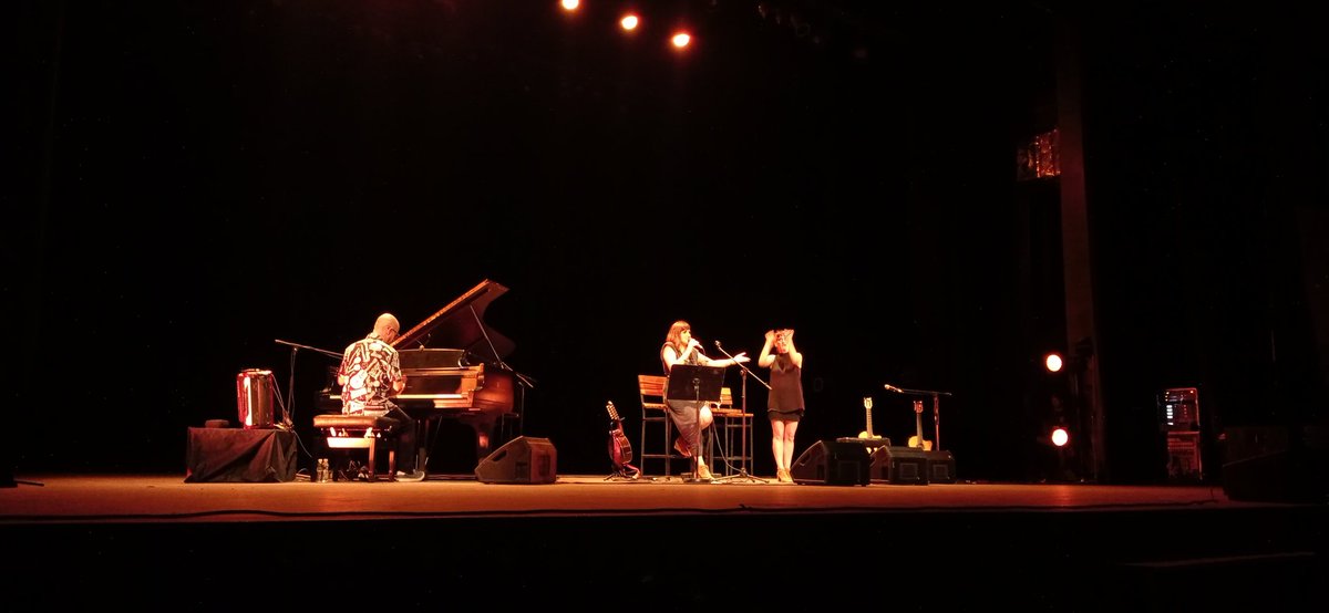 StreamingCuba's tweet photo. #Cubadisco2023 #Cuba
"Muy buenas tardes y muchas gracias por venir, esto es un sueño para nosotros...se los prometo" expresó @RozalenMusic ante el auditorio de la Sala Covarrubias del Teatro Nacional 👇👇👇
https://t.co/eUj7JMcwWJ https://t.co/aoTn1uSZr4