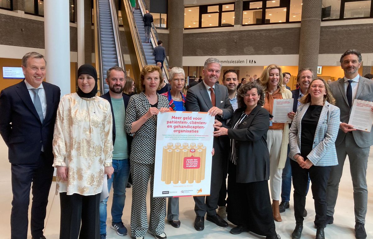 ‘Meer geld voor patiënten-, gehandicapten- en cliëntenorganisaties’. Dit manifest boden we vandaag samen met <a href="/PatientenNL/">Patiëntenfederatie</a> en <a href="/wijzijnmind/">MIND</a> aan de Tweede Kamer commissie VWS. (1/2)
iederin.nl/manifest-pg-or…