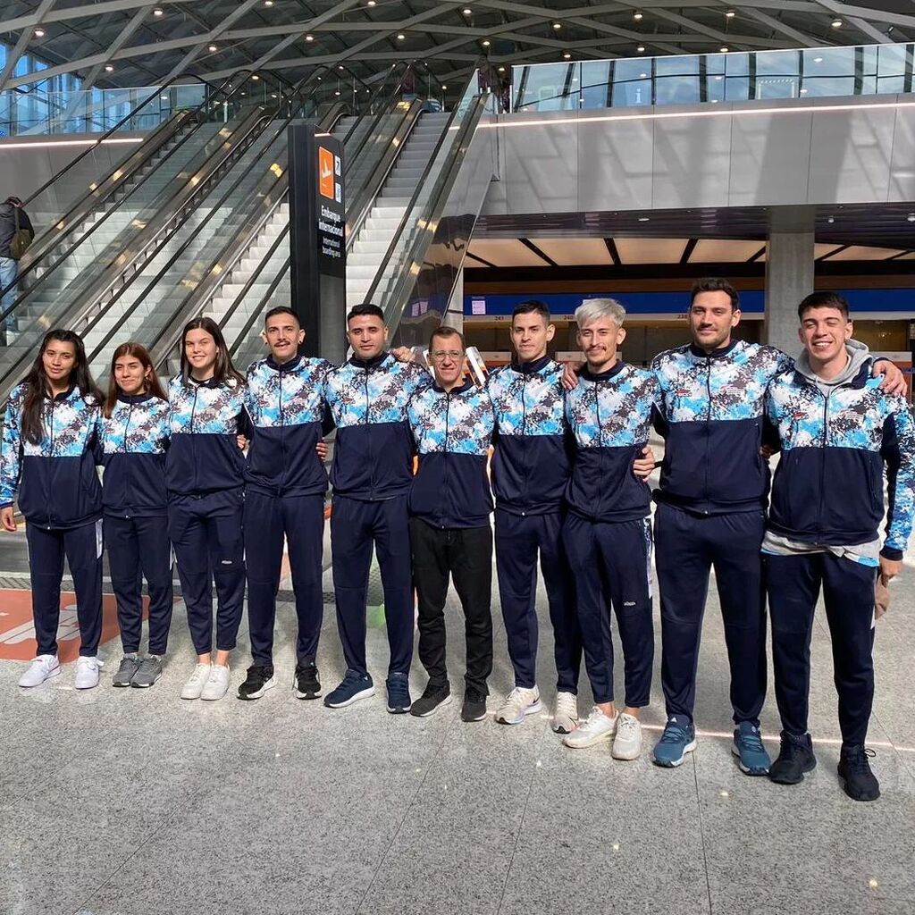 CATaekwondo's tweet photo. #Kyorugi EL EQUIPO EMBARCÓ A UN NUEVO OBJETIVO
•
🎯 Se trata del equipo senior se kyorugui que remontó vuelo ayer para continuar el trabajo de un nuevo objetivo, prepararse para el Mundial de Azerbaiyan del 29 de mayo al 4 de junio
•
Para la cita mund… https://t.co/sHkvtlDH9i https://t.co/SmB9bptzmz