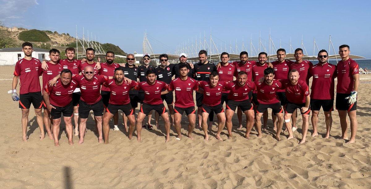 MilliTakimlar's tweet photo. Plaj Futbolu Millî Takımı, 2023 sezonu takviminde yer alan FIFA Dünya Kupası Avrupa elemeleri ve Avrupa A Ligi müsabakaları öncesi 30 Nisan - 7 Mayıs 2023 tarihleri arasında Antalya Side'de yaptığı hazırlık kampını tamamladı. Millî Takımımız, kendileriyle aynı yerde kampta olan Azerbaycan Plaj Futbolu Millî Takımı ile ortak antrenmanlar gerçekleştirdi. Plaj Futbolu Millî Takımı, 1-3 Haziran 2023 tarihlerinde Azerbaycan ile iki hazırlık maçı oynamak üzere 30 Mayıs 2023 tarihinde Bakü'ye gidecek.

Plaj Futbolu Millî Takımı'nın hazırlıklarını değerlendiren Türkiye Futbol Federasyonu Futbol Gelişim Direktörü Oğuz Çetin, "Plaj Futbolu Millî Takımımız, 2021 yılında pandemi sürecinde yaşadığı dezavantajlar sebebiyle B Ligi'ne inmişti. Geçtiğimiz yıl gerçekleştirdiği çıkışla final oynayarak yeniden Avrupa A Ligi'ne dönen Millîlerimiz, bu yıl bir ilki başararak 2023 Kasım ayında Dubai'de oynanması planlanan 12. FIFA Dünya Kupası'na doğrudan katılmak ve hemen ardından A Ligi karşılaşmalarında başarılı olarak orada kalıcı olmak istiyor. Biz de bu hedeflerine ulaşmaları her türlü desteği veriyoruz." dedi.

Plaj Futbolu Millî Takımı'nın altyapısını daha organize ve sağlıklı oluşturabilmek için, Futsal Millî Takımlarında yaptıkları gibi, Plaj Futbolu U19 Millî Takımı'nı kurmak yönünde planlama içinde olduklarını belirten Çetin, Plaj Futbolu Ligi statüsünde değişiklikler gerçekleştirmek için de çalıştıklarını, daha fazla maçın oynanacağı daha kaliteli bir lig düzenlemek için uğraş verdiklerini ifade etti.