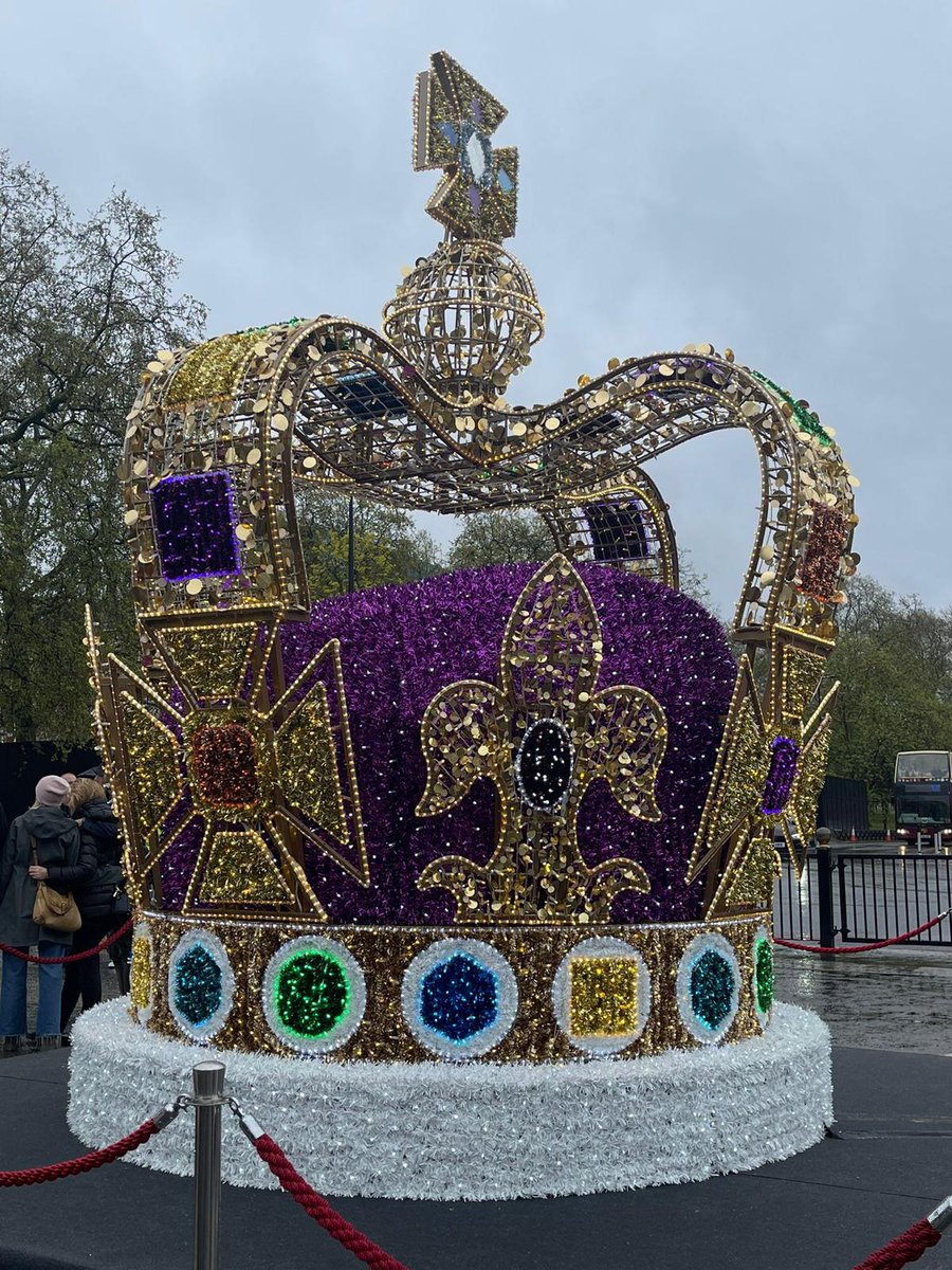 3starcoaches's tweet photo. We were so lucky to be able to experience the #Coronation in London this weekend! It was fabulous 🎉🎉🎉

I'm French and we don’t have anything like this. I loved how it brought so many people together through the coronation, the street parties, volunteering and so much more. https://t.co/8Yyo4qfUsE