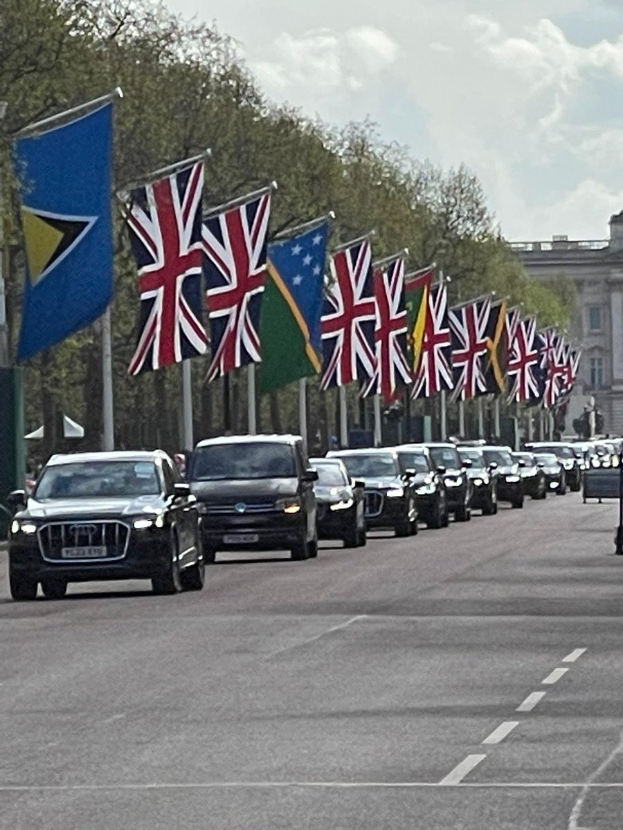 3starcoaches's tweet photo. We were so lucky to be able to experience the #Coronation in London this weekend! It was fabulous 🎉🎉🎉

I'm French and we don’t have anything like this. I loved how it brought so many people together through the coronation, the street parties, volunteering and so much more. https://t.co/8Yyo4qfUsE