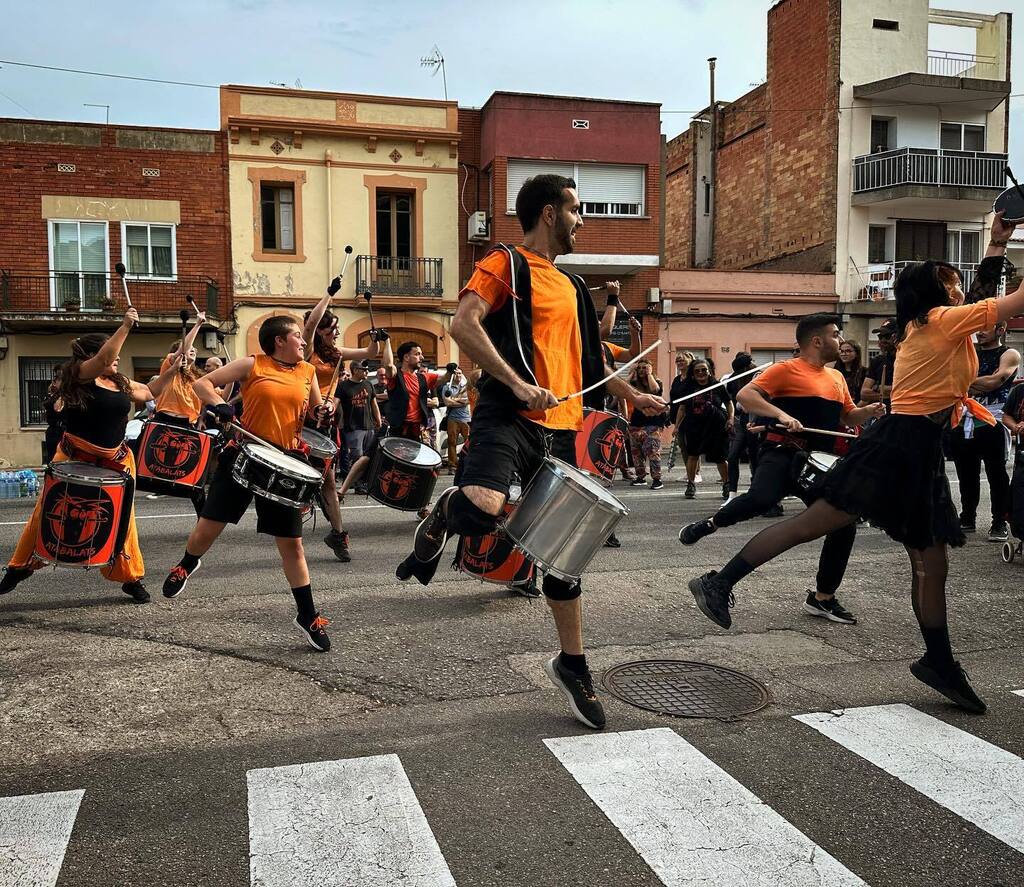 🎉 La batucada és una música molt participativa que involucra a tots els membres del grup. Això la fa ideal per a esdeveniments i celebracions! Si vols animar la teva festa o esdeveniment amb música en viu, contacta'ns per a contractar el nostre grup … instagr.am/p/CsBbhL3NLhs/