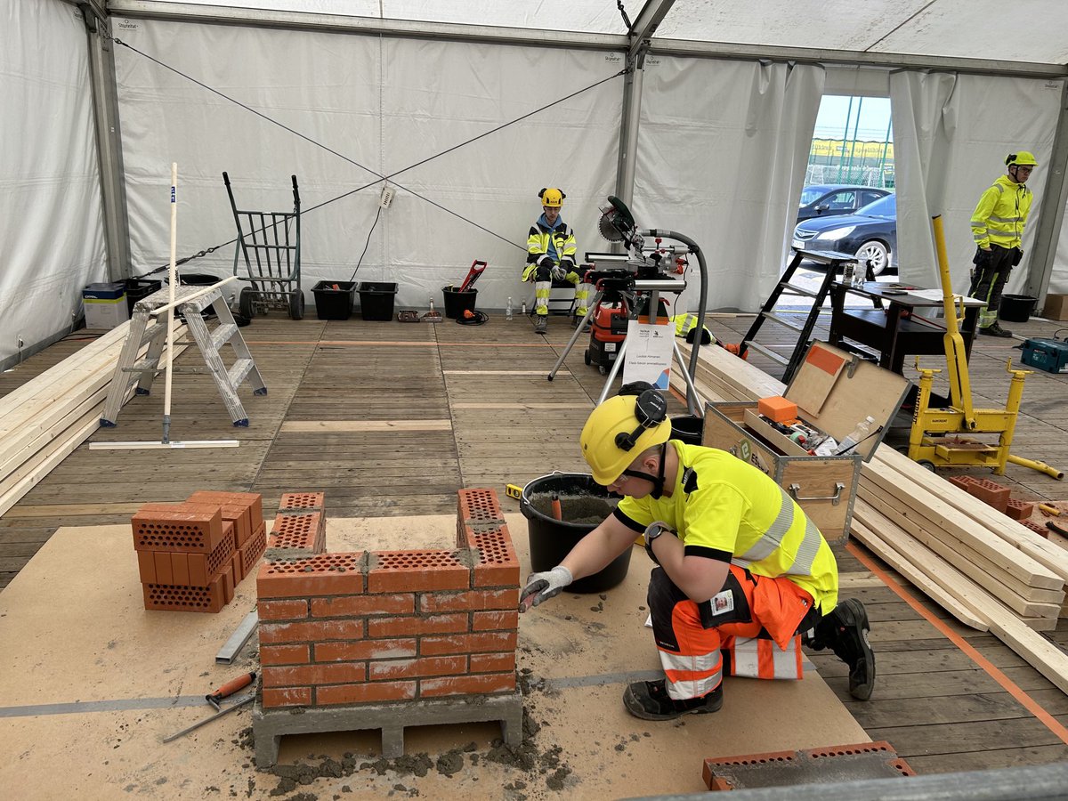 Talonrakennusta ⁦<a href="/Esedufi/">Esedu</a>⁩ ⁦<a href="/TaitajaSM/">Taitaja - Ammattitaidon SM-kilpailu</a>⁩ kannustamassa