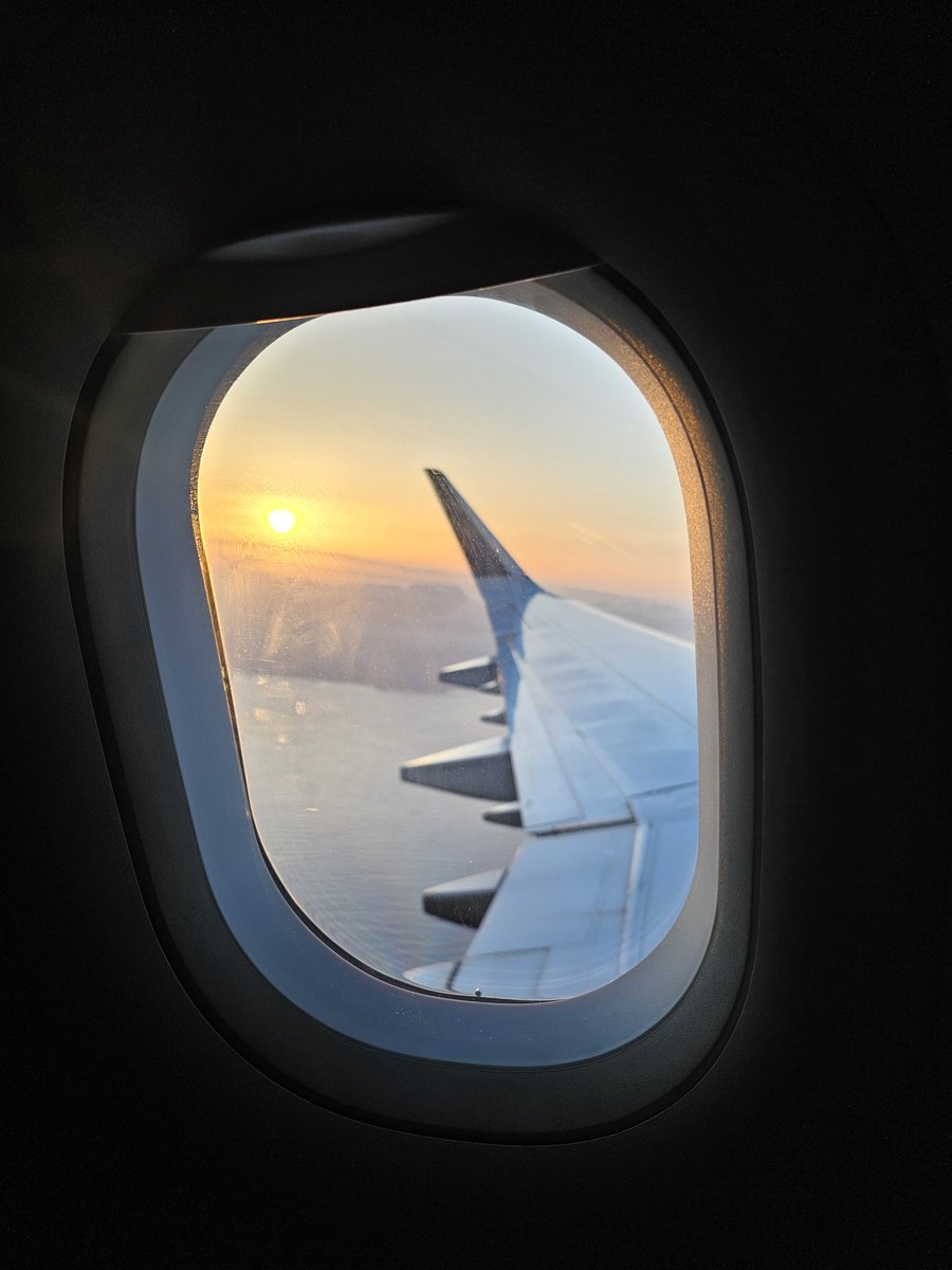 NeBaNi3's tweet photo. Beautiful sunrise from my @Delta flight this morning out of #LAX on an #Airbus #A321! https://t.co/ec0RP7dU4e