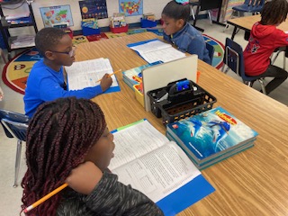 FondeElementary's tweet image. Ms. Chism&apos;s family of 2nd graders are loving their small group reading activities! &quot;Show me a family of readers, and I will show you the people who move the world.&quot; – Napoleon Bonaparte #CelebrateFonde @MobilePublicSch #LearningLeading