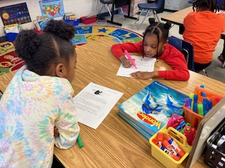 FondeElementary's tweet image. Ms. Chism&apos;s family of 2nd graders are loving their small group reading activities! &quot;Show me a family of readers, and I will show you the people who move the world.&quot; – Napoleon Bonaparte #CelebrateFonde @MobilePublicSch #LearningLeading