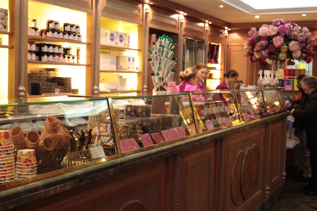 euro_tour's tweet photo. 🇫🇷パリ、人気のアイスクリーム店『ベルティヨン🍨』 サン・ルイ島に本店を置く、行列のできる人気のアイスクリーム屋さん。「サロン・ド・テ」を併設♪ #アイスクリームの日 #ExploreFrance #ベルティヨン #Berthillon
👉https://t.co/zsPbY8uTYz
➡パリのプチホテル:https://t.co/XIYNim2Upg https://t.co/YdKHYo6H1P