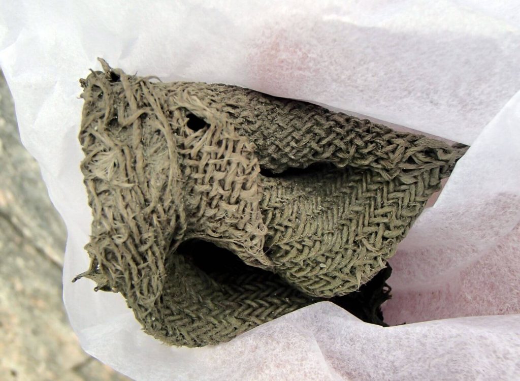 brearkeologi's tweet photo. Textiles are very rare finds on our ice sites but not at the lost mountain pass at Lendbreen, Here there are an incredible hundred finds of textile, including a 1700-year old tunic and a Viking Age mitten. Most finds, however, are cut-off pieces of textile. https://t.co/rOEYjLT1AB