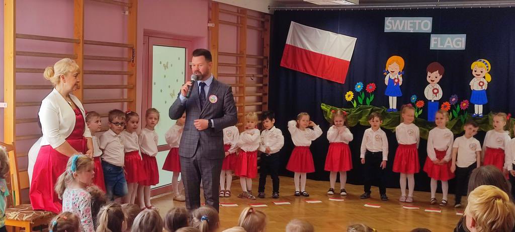 ksipiera's tweet photo. Patriotycznie w Przedszkolu Miejskim nr 10 🇵🇱🇵🇱 Kilka dni temu były dwa ważne święta - Dzień Flagi oraz Święto Konstytucji 3 Maja. Dziękuję Dyrekcji, Nauczycielom i Rodzicom oraz naszym kochanym Seniorom za pielęgnowanie postaw patriotycznych.🙂👏 https://t.co/ODC4HWs8tJ