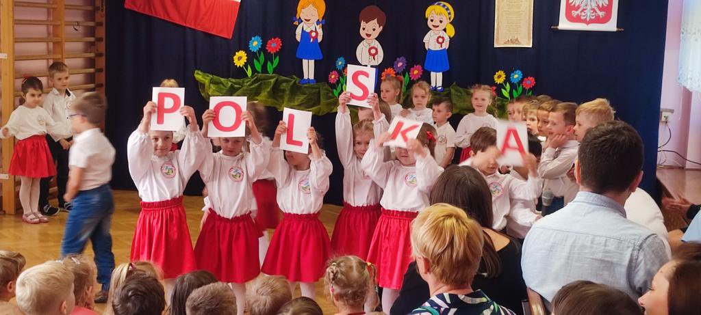 ksipiera's tweet photo. Patriotycznie w Przedszkolu Miejskim nr 10 🇵🇱🇵🇱 Kilka dni temu były dwa ważne święta - Dzień Flagi oraz Święto Konstytucji 3 Maja. Dziękuję Dyrekcji, Nauczycielom i Rodzicom oraz naszym kochanym Seniorom za pielęgnowanie postaw patriotycznych.🙂👏 https://t.co/ODC4HWs8tJ