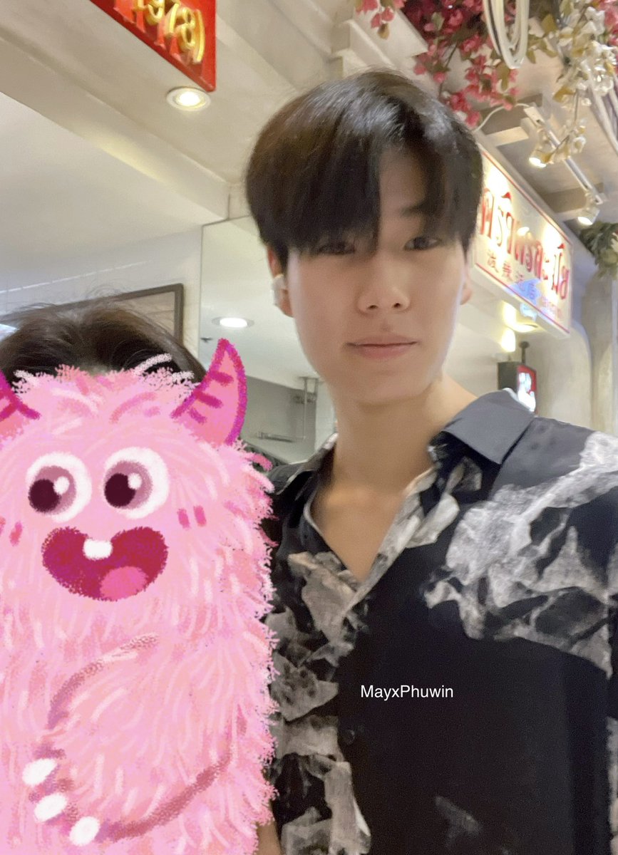 maynymore's tweet photo. ขอเล่าแต้มบุญวันนี้หน่อย ดีใจมาก สั่นไปหมด😭😭 ลงไปกินข้าวก่อนงานเริ่มแล้วบังเอิญเจอภูวิน ได้ขอน้องถ่ายรูป แล้วก็ได้คุยและพูดให้กำลังใจกับน้องด้วย น้องน่ารักมากกก ดีใจที่สุดเลย🤍

(1)
M: ไม่ต้องเครียดนะ เดี๋ยวมันก็จะผ่านไป
P: แต่เราก็ทำผิดจริงๆ

#ICEPOPXPONDPHUWIN
#Phuwintang https://t.co/06SjL7w2R8