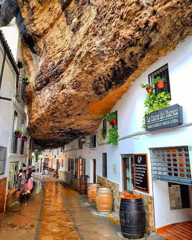 _LOVELYSPAIN_'s tweet photo. Setenil de las Bodegas in Cádiz, Andalucía.
This beautiful village has a really special geography, as you can see... https://t.co/oYoYRoiQpM