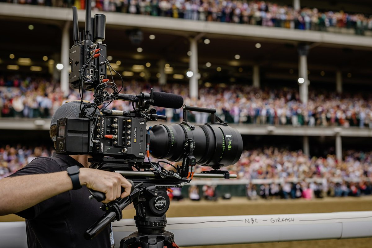 coreswx's tweet photo. This incredible #CoreDriven setup was spotted at the Kentucky Derby this past weekend. @ARRIChannel Alexa 35 with Arri Signature Zoom lens and Teradek transmitter, all powered by Helix Direct Connect G-Mount and Helix Max 150 💪🏼 
#helixmax #arri #alexa35 #arrialexa35 https://t.co/Mc5crBVGxK
