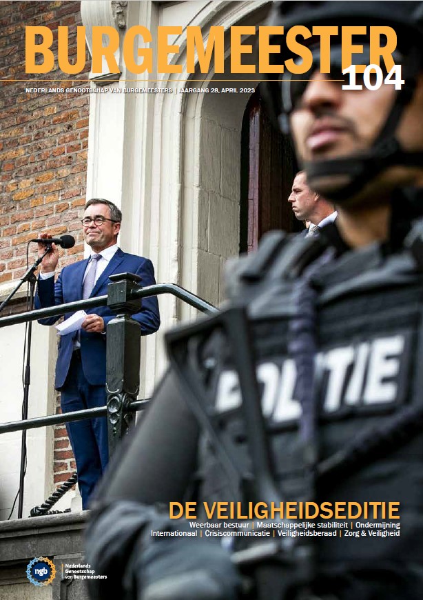 De extra dikke veiligheidseditie van het Burgemeestersblad staat online! 200 pagina's over o.a. bedreigde #burgemeesters, het #demonstratierecht, maatschappelijke stabiliteit, #crisiscommunicatie, zorg &amp; #veiligheid en heel veel meer. Link naar het blad: burgemeesters.nl/publicaties/ma…