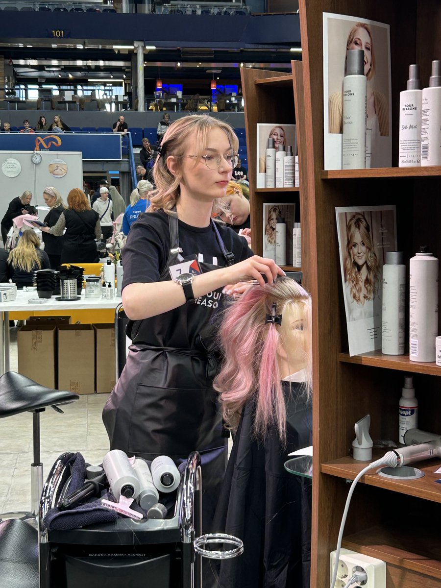 Hiusalaa ⁦<a href="/Esedufi/">Esedu</a>⁩ ⁦<a href="/TaitajaSM/">Taitaja - Ammattitaidon SM-kilpailu</a>⁩ kannustamassa