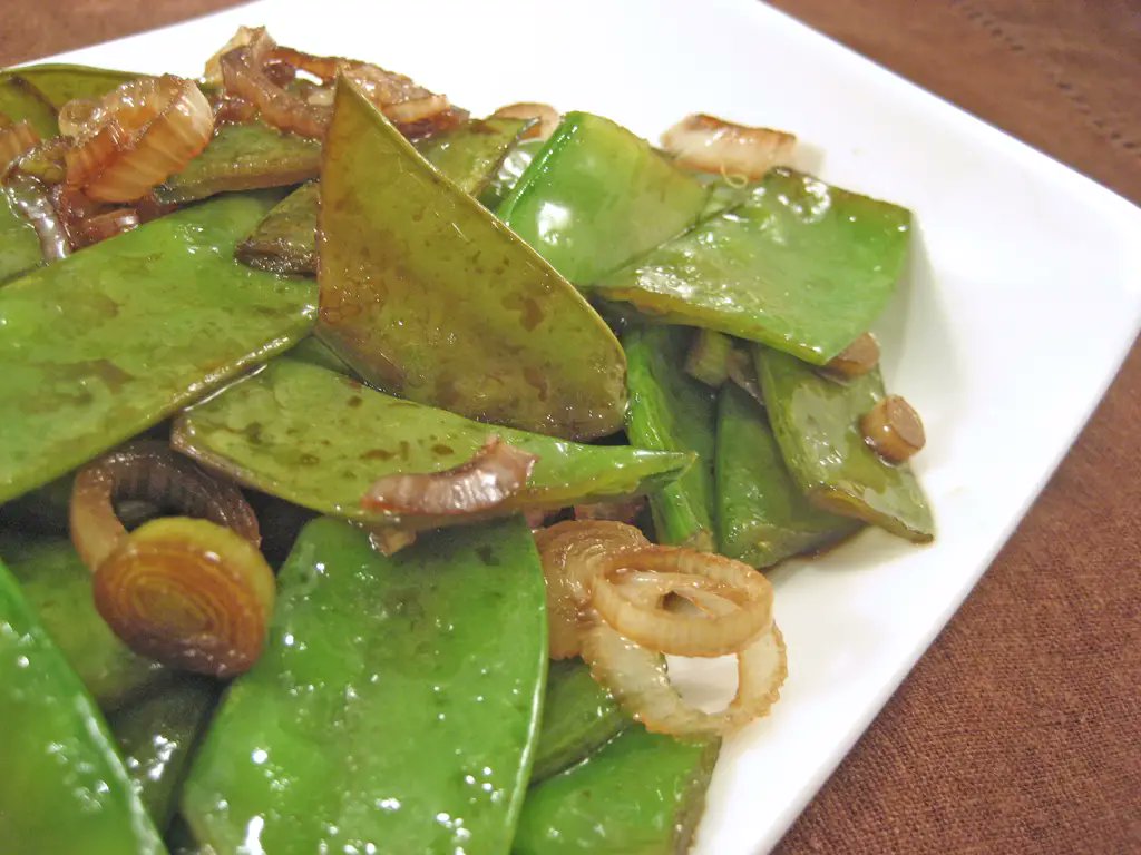 Snow Peas and Green Garlic trbr.io/uucPVmL via @katethyme