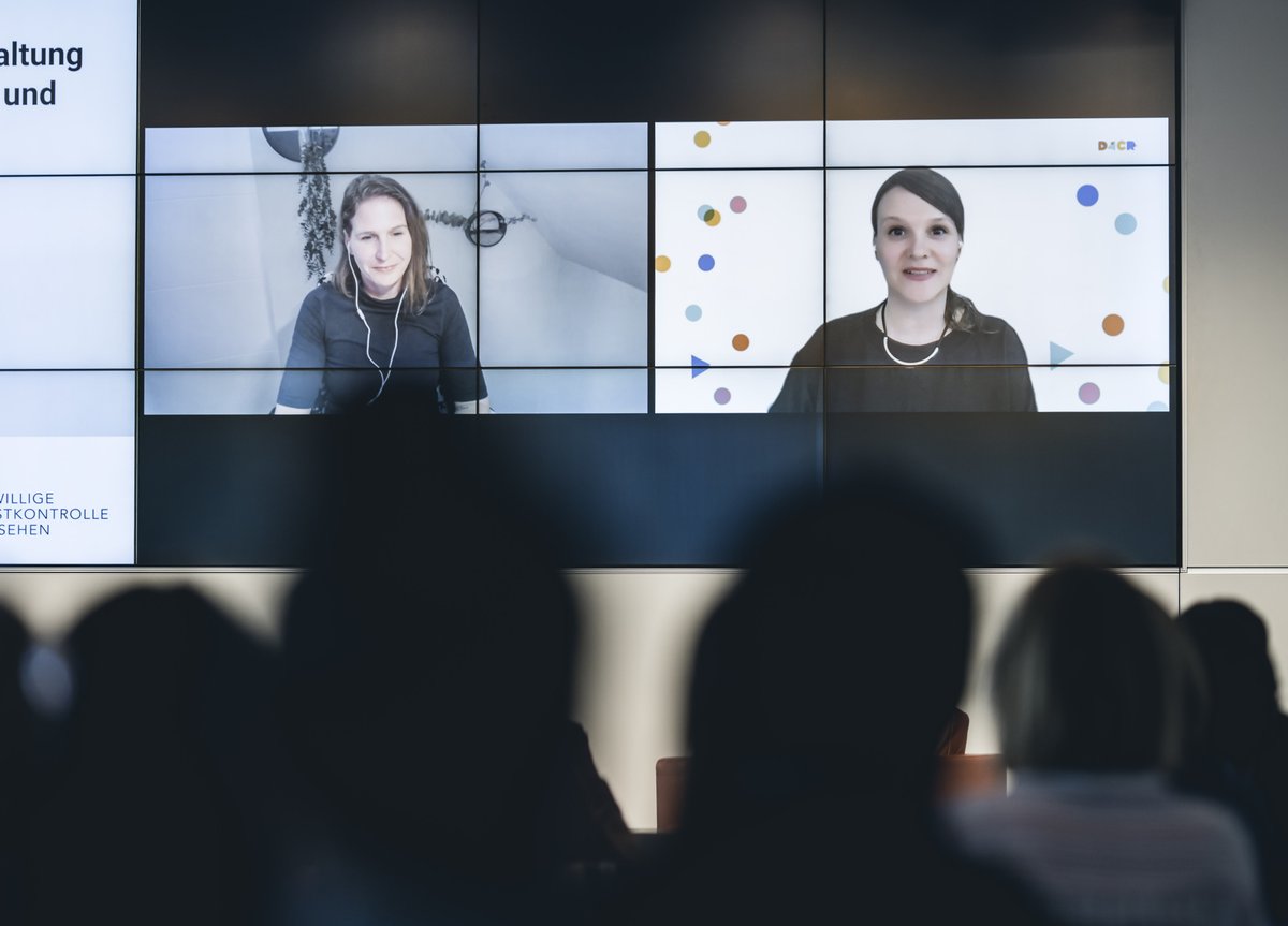 FSM_de's tweet photo. Moderatorin @cluychaz spricht mit @BettinaKoebler @d4cr und Anja Dinhopl, Leiterin UX-Forschung beim @GoogleDE #GSEC. Wie wird altersgerechte Gestaltung in Diensten umgesetzt? Wie entwickeln sich Prinzipien wie #D4CR weiter? Wie werden Kinder einbezogen? #medienimpuls @FSFBerlin https://t.co/NqHQkoaKde