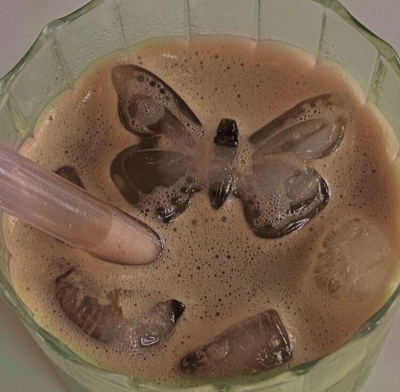 sweeteaclub's tweet photo. iced coffee w butterfly-shaped ice https://t.co/SZBYHhKQzV