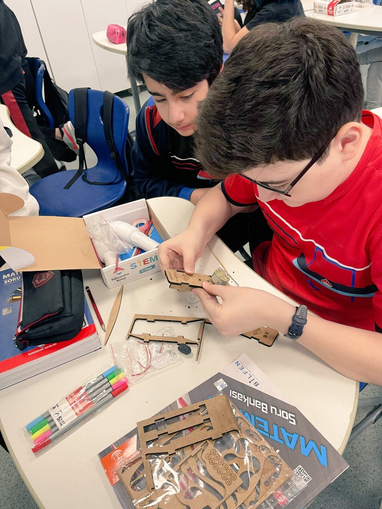 Ortaokul kademesi 7.sınıf öğrencilerimiz ile Matematik dersi #STEM etkinliğimizde kendi enerjimizi kendimiz ürettik.