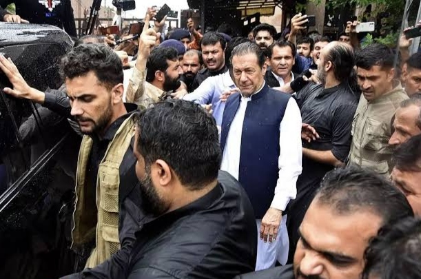 Punjabenewsch's tweet photo. Islamabad: Former #Pakistan Prime Minister #ImranKhan was #arrested by Pakistani #Rangers from outside the Islamabad High Court on Tuesday.
#arrested #FormerPakistanPM #ImranKhan #IslamabadHighCourt #QadirTrustCase
https://t.co/D3rHg2d2QO https://t.co/gCu0yYre3O