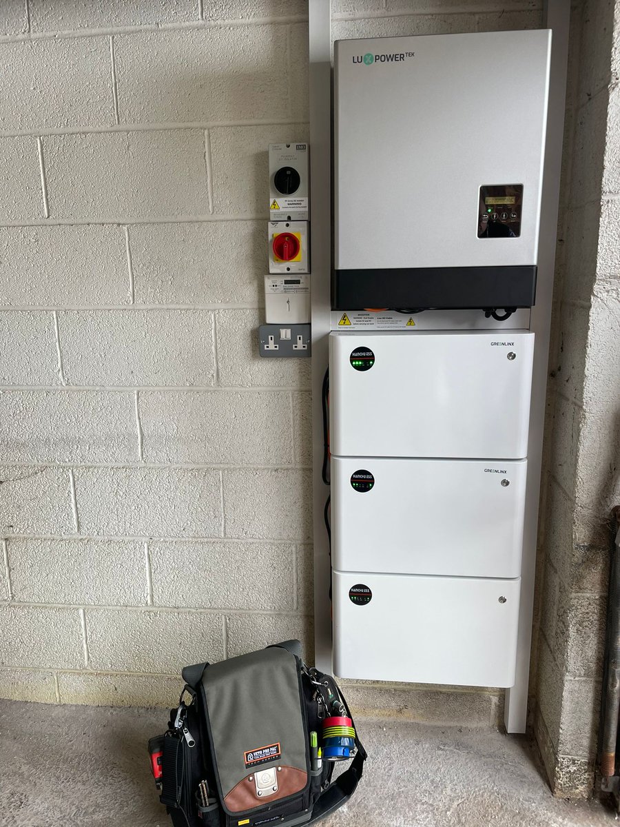 ESE_Solar's tweet photo. A #Hybrid solar system saves you money twice by saving your excess #solarpv energy for later use. As well as looking smart! #solarpower
#solarsavings
#gosolar
#cleanpower
#cleanenergy
#useitorloseit #esegroup
#solarpv
#solarpvsystem
#batterystorage
#solarbatterystorage https://t.co/jHFQHgr277