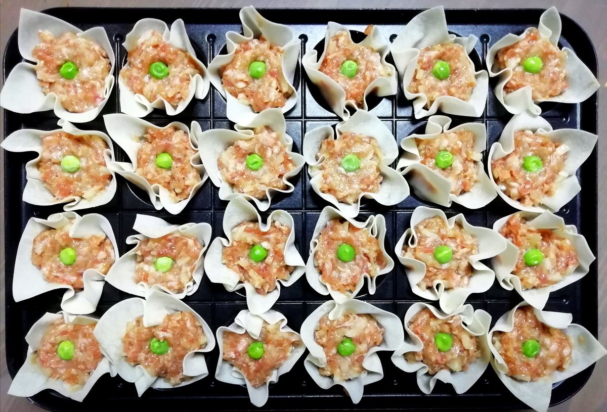 「焼き焼売、水菜とかぶとレモンと〆鯖のサラダ、野菜スープ #あさイチ で焼売作る際」|みほのイラスト