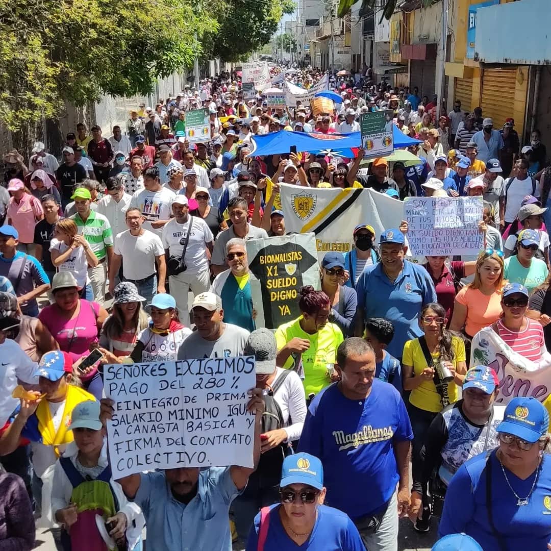 fvmluchaonline's tweet photo. Ministra @yelitzePSUV_ @_LaAvanzadora la consulta que usted propone, ya los maestros la hicieron, desde el 9 de enero los educadores se han movilizado contundentemente en todo el pais, exigiendo el cumplimiento del artículo 91 de la CRBV... 
Esta es la consulta... Cúmplala! https://t.co/JkktaTEaqJ