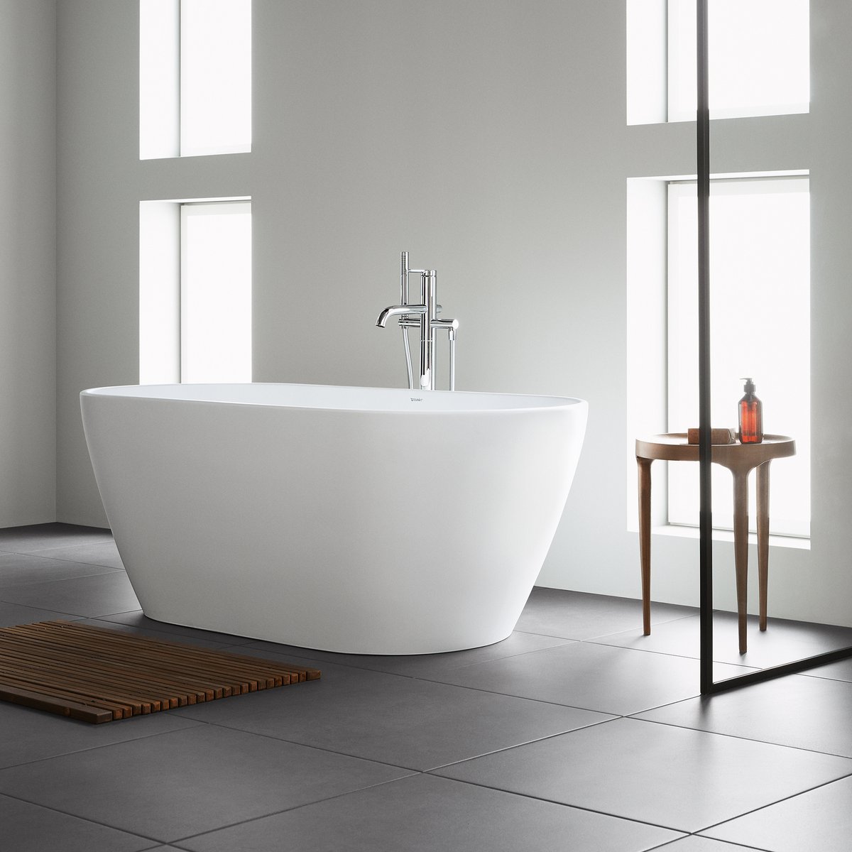 This freestanding bathtub is designed to provide a pure bathing experience &amp; is made of a cast mineral-based material that gives it a velvety feel and appearance. The minimalist look of the DNeo created by @duravit_us is sure 2 stand out in any bathroom!
#bathtub #minimaldesign