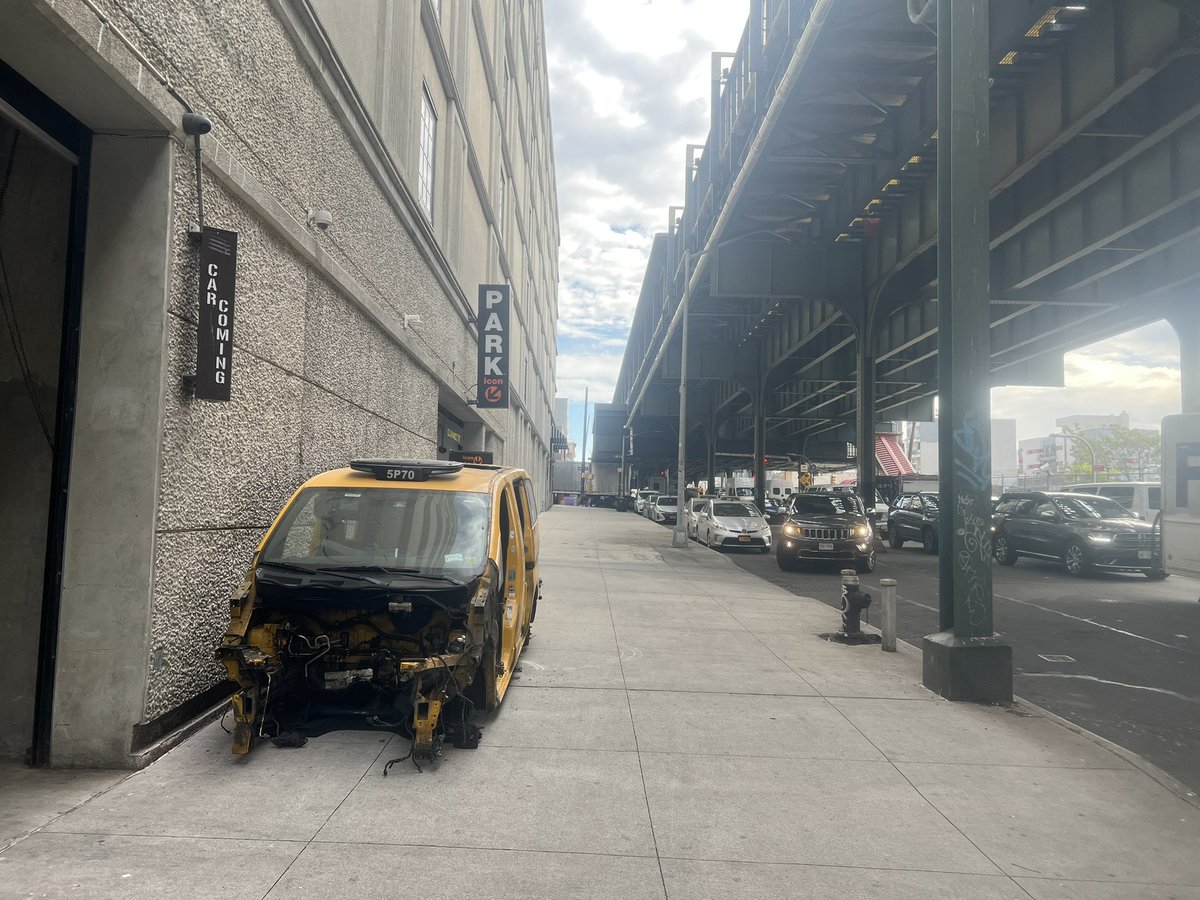 astoriabubble's tweet photo. Hey drivers, including those with #fakeplates and NO license plates… I found more #freeparking for you. 31st St in #Astoria/LIC south of 37th St. @NYPD114Pct won’t ticket or tow you. Why take @LIRR or @MetroNorth if you can drive in and park for free? @GovKathyHochul https://t.co/8vNvL851fS
