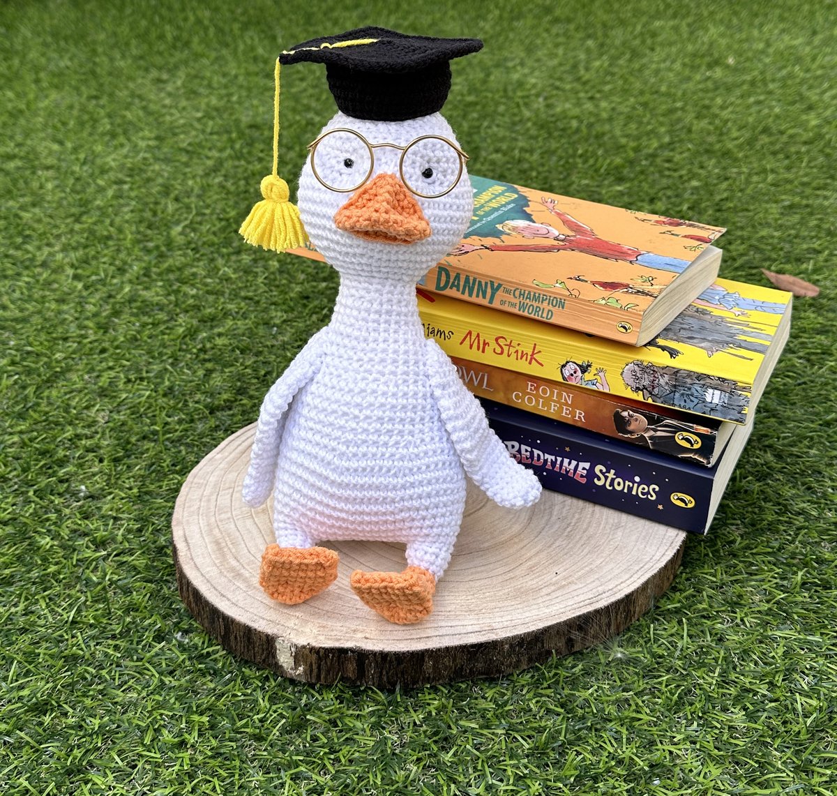 glassermarkers's tweet photo. Graduation Goose Crochet Pattern - Goose Amigurumi pattern, Cr by KateandmomShop https://t.co/NOHq3nz1FT via @Etsy #crochet  #amigurumi #graduation2023 #graduationparty #crochetpattern #graduationhat #goosetoy #crochetgoose #saybootoagoose https://t.co/xxzu0XFwhL