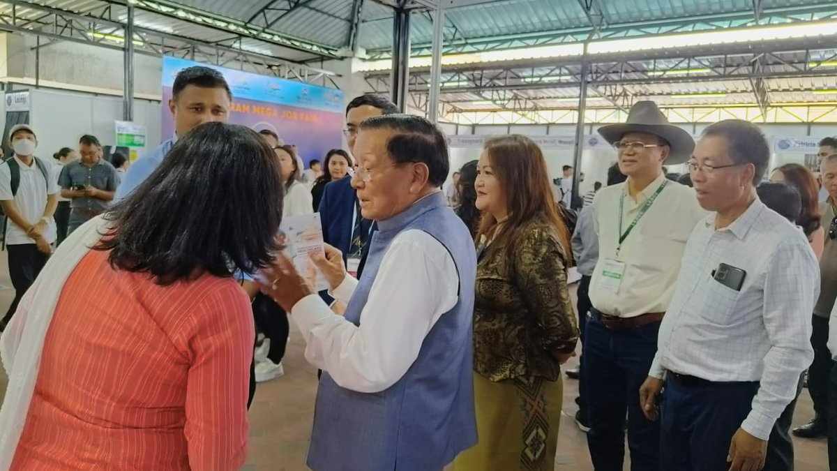 NSDCIndia's tweet photo. Mizoram Deputy CM, Shri Tawnluia, visited NSDC's stall at Mizoram Mega Job Fair 2023 in Aizawl and praised their role in providing job opportunities for the Mizo youth. 

#MizoramJobFair #NSDC #YouthEmployment https://t.co/Om1rXxjFI6
