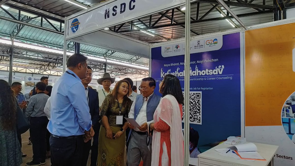 Mizoram Deputy CM, Shri Tawnluia, visited NSDC's stall at Mizoram Mega Job Fair 2023 in Aizawl and praised their role in providing job opportunities for the Mizo youth. #MizoramJobFair #NSDC #YouthEmployment