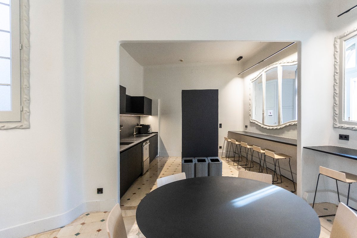 SimonElectricES's tweet photo. Nuestra #Simon100 y #SimonSlimSystem iluminan el interior de La Pedrera, el emblématico edificio✨ de Antoni Gaudi. https://t.co/x96UikUhNV

¿Ya la has visitado?

👉 Proyecto de @borros_int 
📸 Maria Eugènia Márquez - MXM Corporate

#SimonElectric #LightUpEmotions https://t.co/5cVbyzJAbU