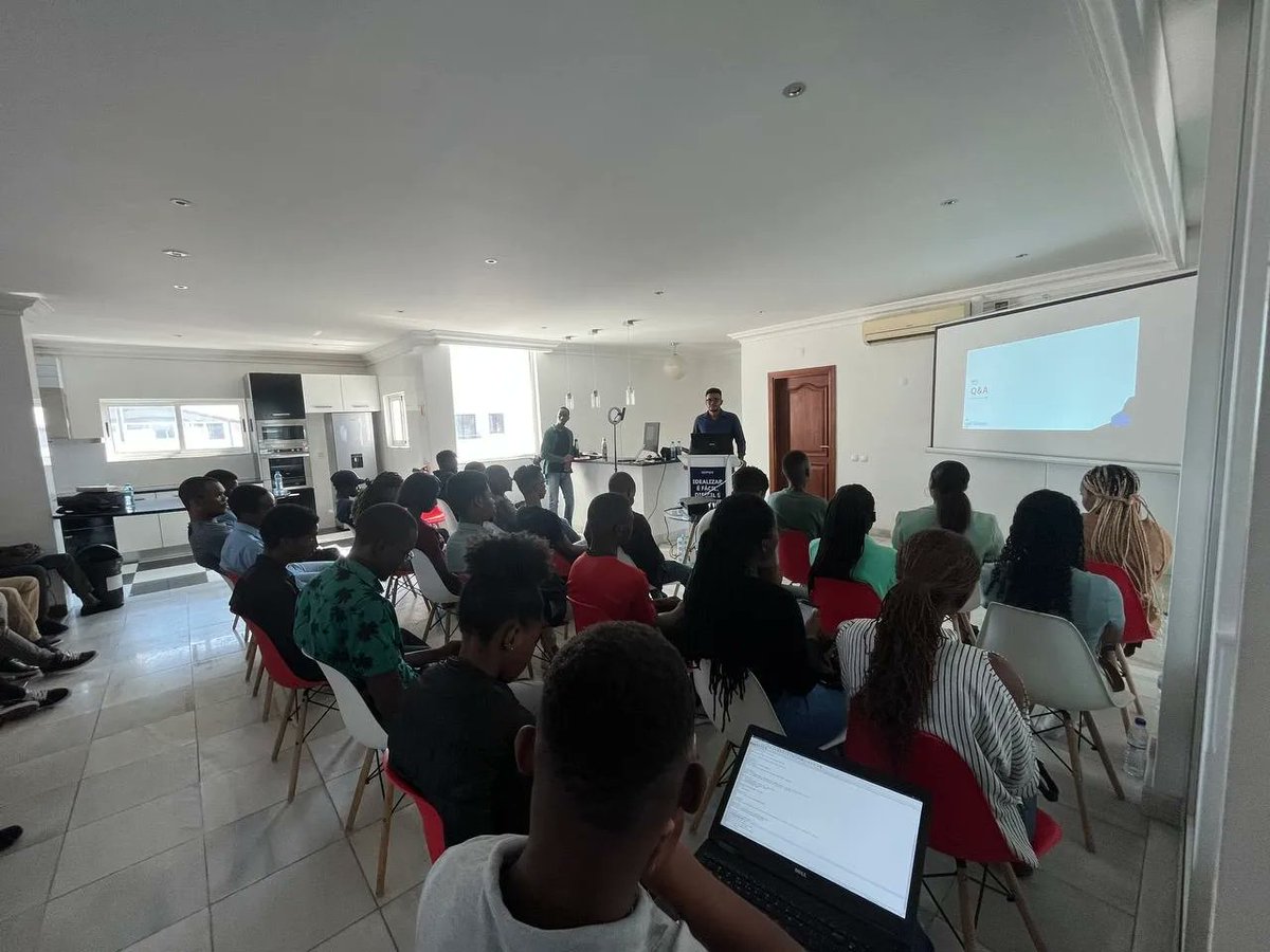 awsugmaputo's tweet photo. Estamos emocionados por ter realizado o primeiro evento da primeira comunidade AWS em Moçambique, o AWS UG Maputo Welcome Day! No início, estávamos apreensivos sobre a adesão do público, https://t.co/CSEK87aV0I