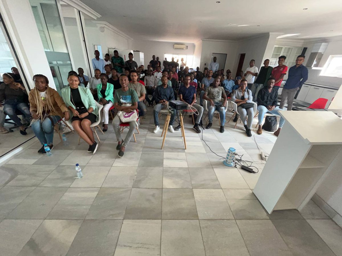 awsugmaputo's tweet photo. Estamos emocionados por ter realizado o primeiro evento da primeira comunidade AWS em Moçambique, o AWS UG Maputo Welcome Day! No início, estávamos apreensivos sobre a adesão do público, https://t.co/CSEK87aV0I