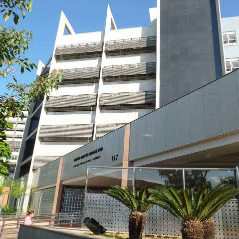 choquei's tweet photo. 🚨BRASIL: Bebê tem cabeça arrancada durante parto no Hospital das Clínicas de BH e família denuncia médica. 

Segundo a mãe, ela foi sedada e acordou com o bebê sem vida com a cabeça costurada e os pontos cobertos pela roupa e lenço. https://t.co/dUDUbKjHmb
