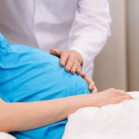 choquei's tweet photo. 🚨BRASIL: Bebê tem cabeça arrancada durante parto no Hospital das Clínicas de BH e família denuncia médica. 

Segundo a mãe, ela foi sedada e acordou com o bebê sem vida com a cabeça costurada e os pontos cobertos pela roupa e lenço. https://t.co/dUDUbKjHmb