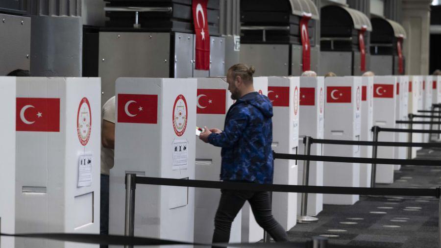 cumhuriyetgzt1's tweet photo. Seçim 2023: Yurtdışındaki katılım neden rekor kırdı, en yüksek ilgiyi hangi gruplar gösteriyor?
https://t.co/vV3hv0dXnS https://t.co/IrUKbgjB7k