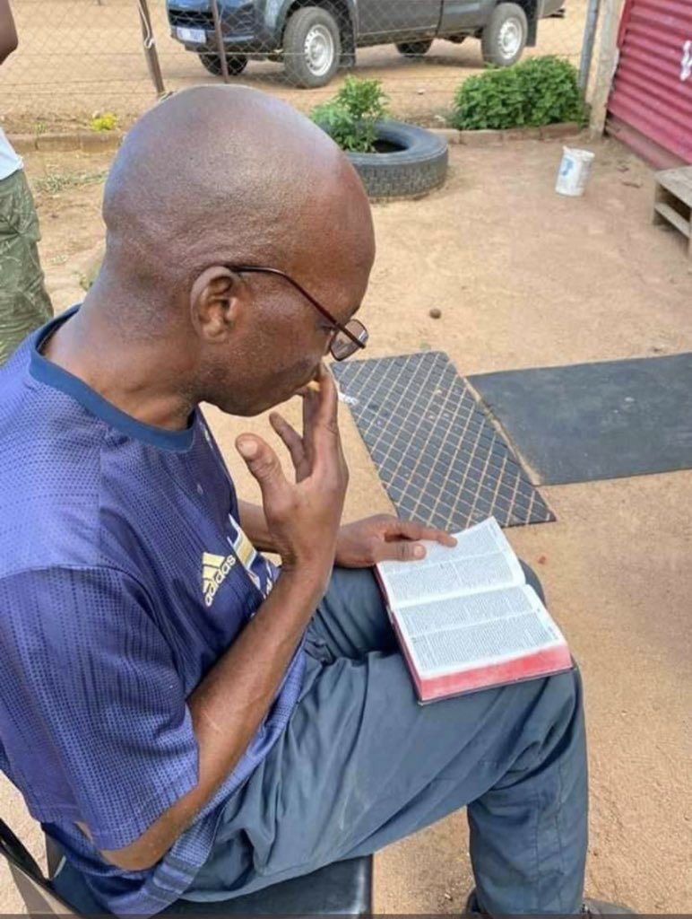 mshuza2's tweet photo. @Unique_Ngwako 😂🤣😅🤣🤣🤣 https://t.co/D3ATyBkxeL