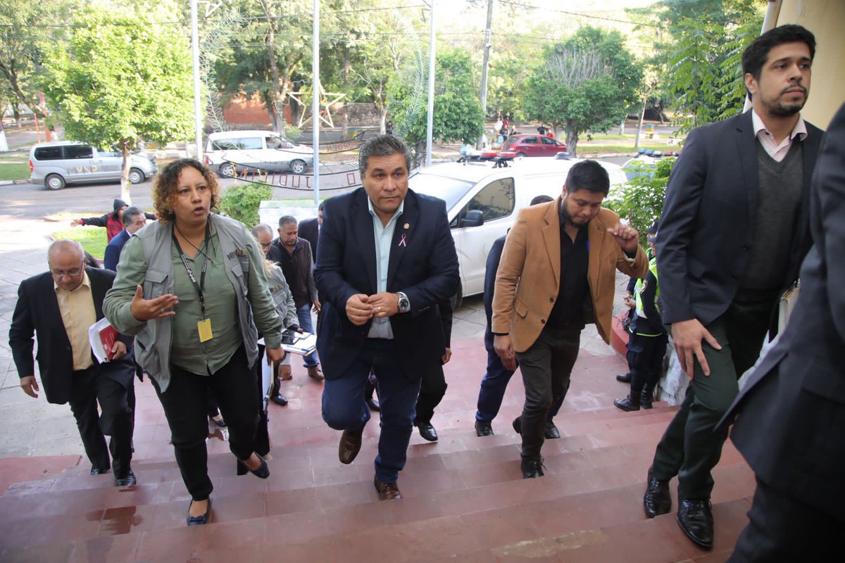 DDHHSenadoPy's tweet photo. Tecnicos de #DDHHSenadoPy en conjunto con el senador @LanzoniSenador @MNP y la @Codehupy99 realizan una visita al departamento judicial de la Policía Nacional,para verificar la situación de los manifestantes detenidos en la protestas desarrolladas en el territorio nacional https://t.co/1oljIRNBat